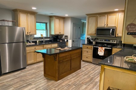 Riverglen Cabin's Large Family Kitchen Fully Stocked w/ Stainless Steel Appliances, Cooking Sets, Plates and Utensils